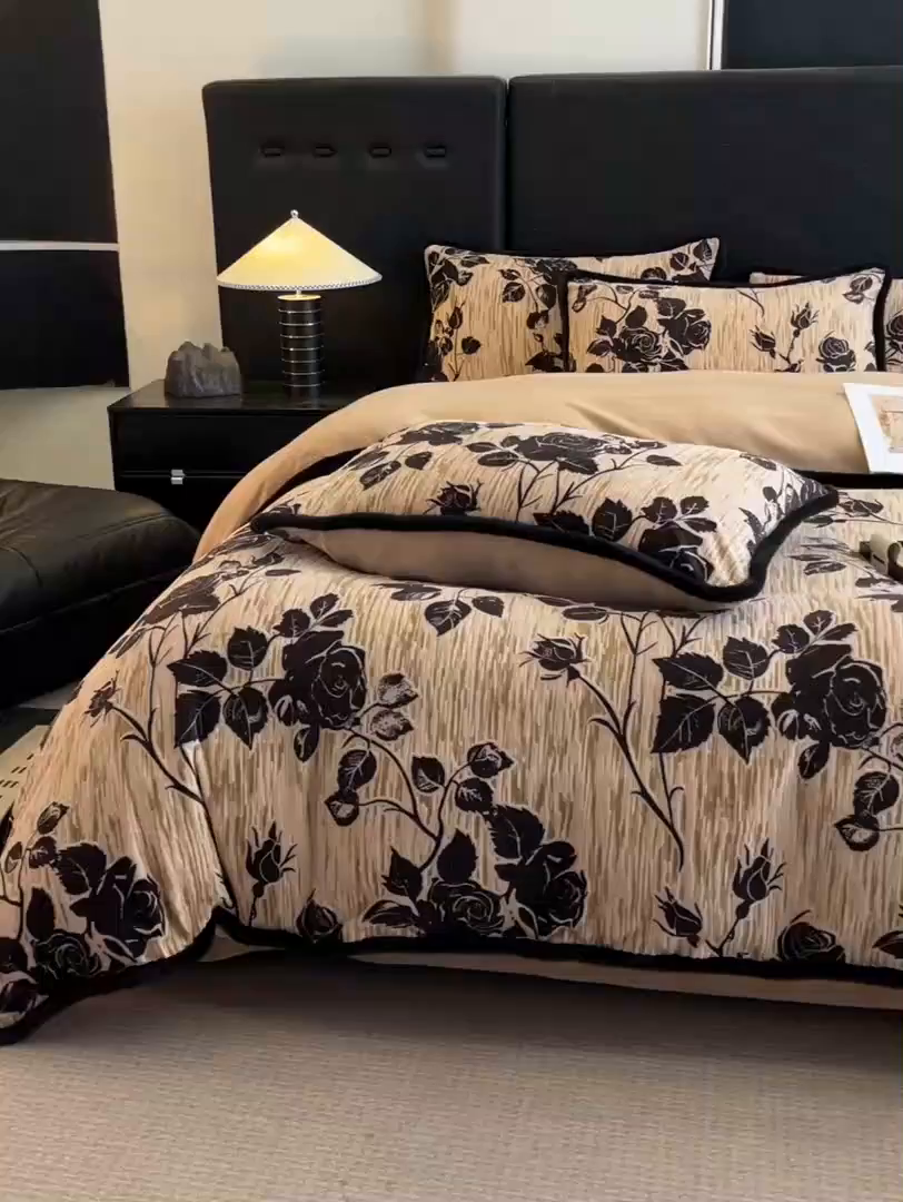 91家纺网 家纺一手货源 找家纺 狂想家 2025新款包边加厚雕花牛奶绒四件套 花样年华-卡其