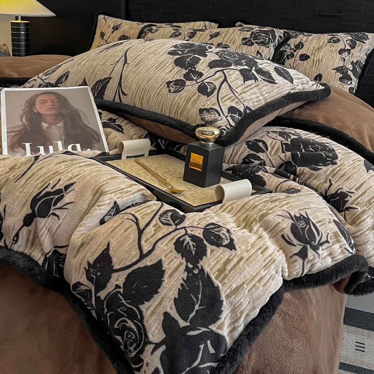 91家纺网 家纺一手货源 找家纺 狂想家 2025新款包边加厚雕花牛奶绒四件套 花样年华-深咖