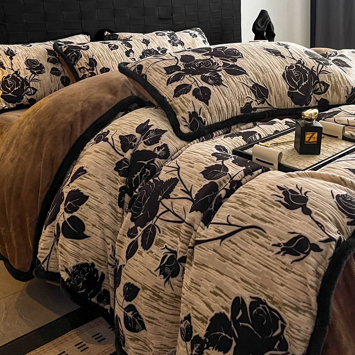 91家纺网 家纺一手货源 找家纺 狂想家 2025新款包边加厚雕花牛奶绒四件套 花样年华-深咖