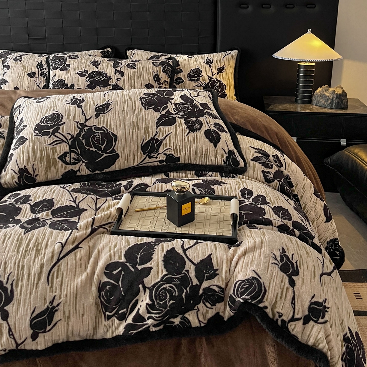 91家纺网 家纺一手货源 找家纺 狂想家 2025新款包边加厚雕花牛奶绒四件套 花样年华-深咖