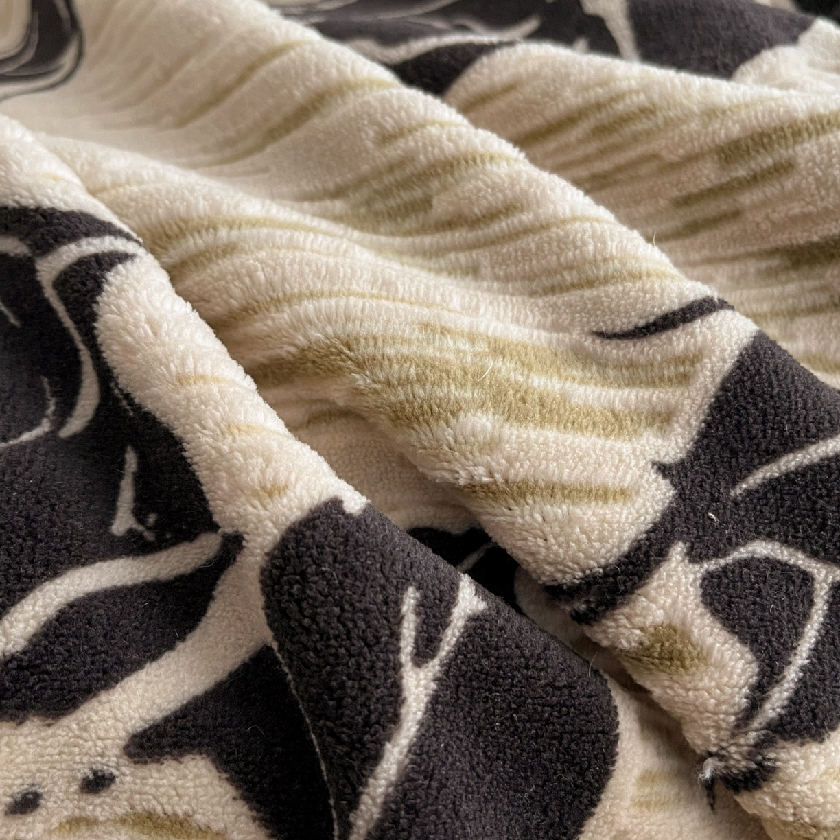 91家纺网 家纺一手货源 找家纺 狂想家 2025新款包边加厚雕花牛奶绒四件套 花样年华-深咖