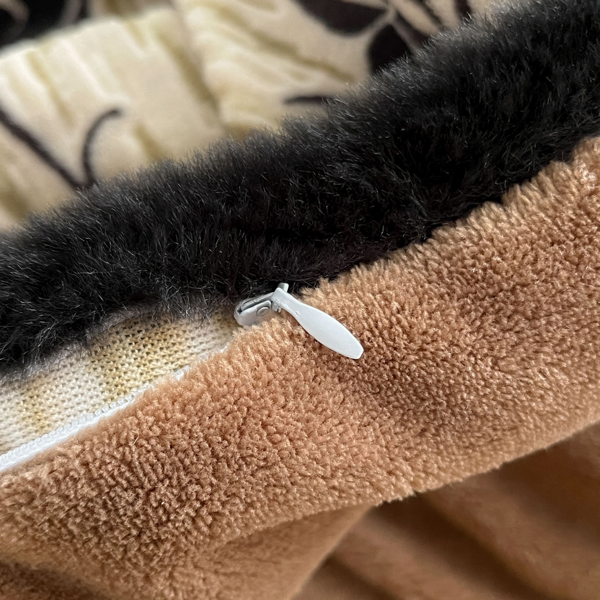 91家纺网 家纺一手货源 找家纺 狂想家 2025新款包边加厚雕花牛奶绒四件套 花样年华-深咖