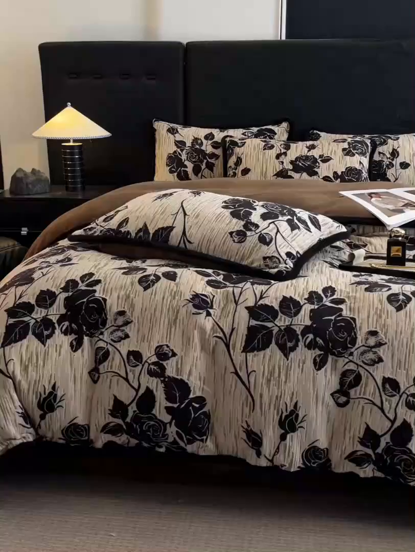 91家纺网 家纺一手货源 找家纺 狂想家 2025新款包边加厚雕花牛奶绒四件套 花样年华-深咖