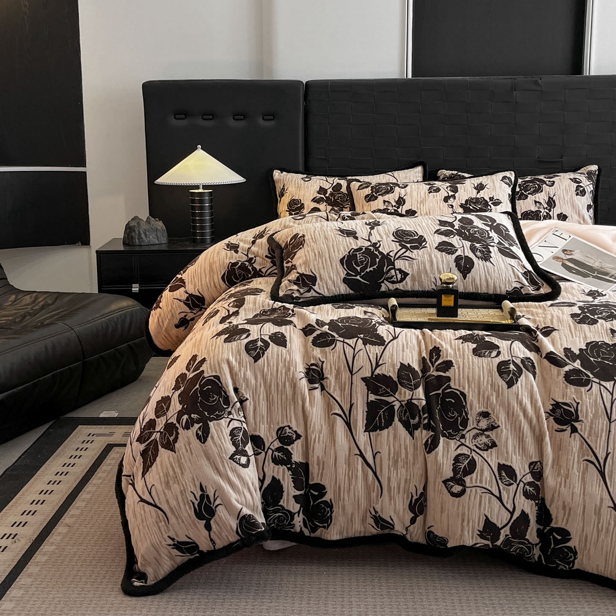 91家纺网 家纺一手货源 找家纺 狂想家 2025新款包边加厚雕花牛奶绒四件套 花样年华-玉粉