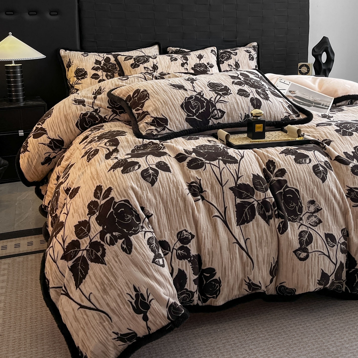 91家纺网 家纺一手货源 找家纺 狂想家 2025新款包边加厚雕花牛奶绒四件套 花样年华-玉粉