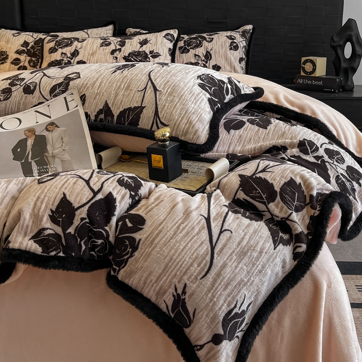 91家纺网 家纺一手货源 找家纺 狂想家 2025新款包边加厚雕花牛奶绒四件套 花样年华-玉粉