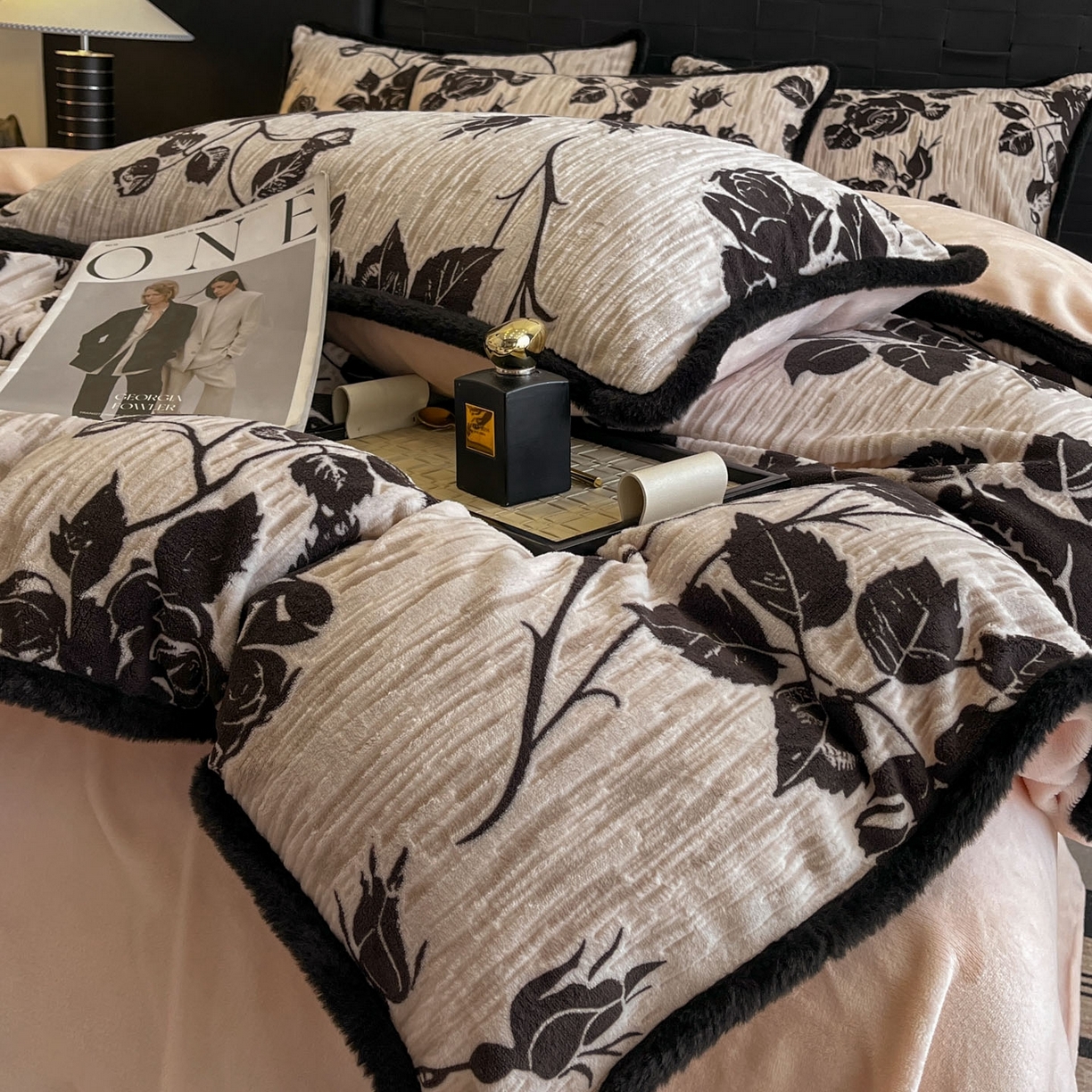 91家纺网 家纺一手货源 找家纺 狂想家 2025新款包边加厚雕花牛奶绒四件套 花样年华-玉粉