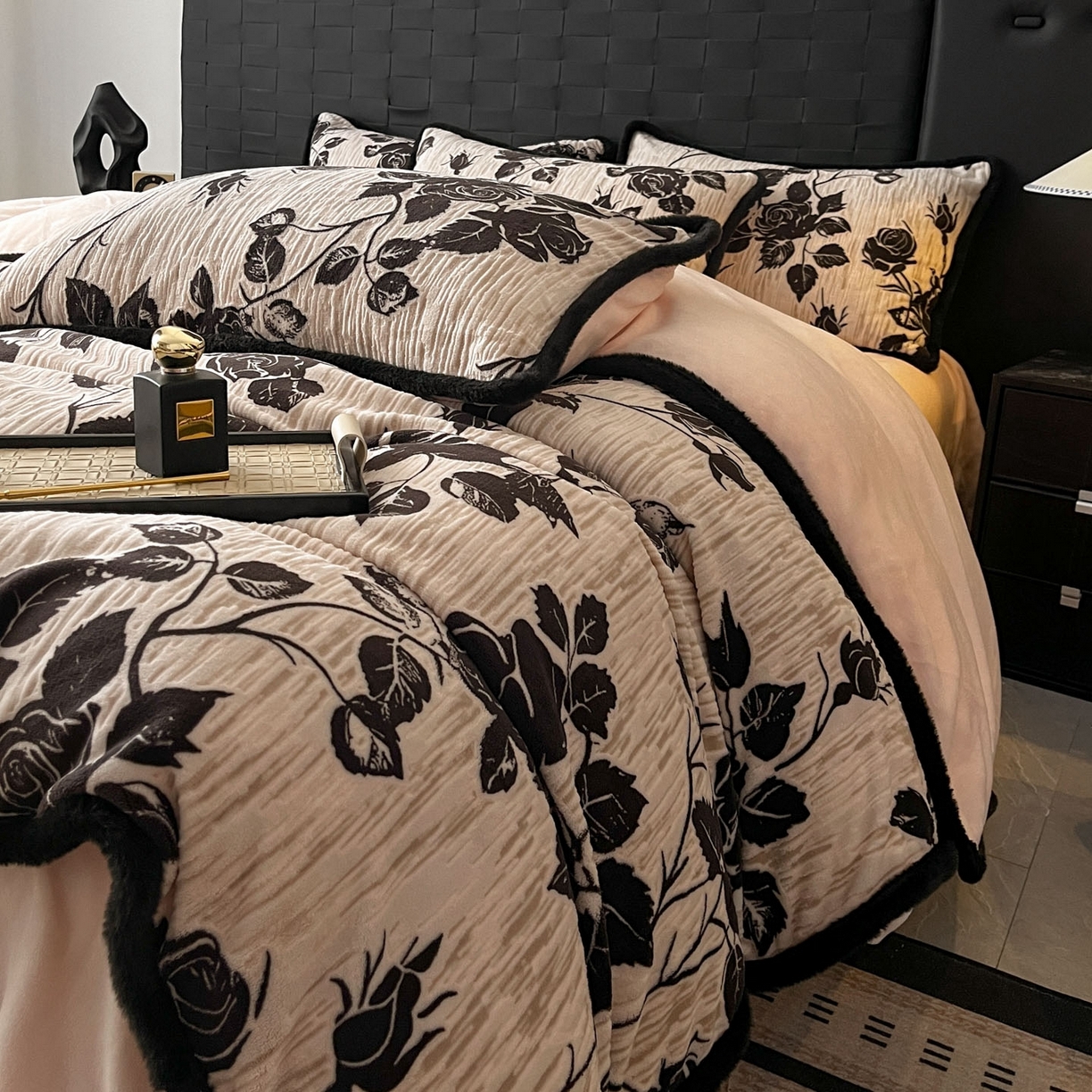 91家纺网 家纺一手货源 找家纺 狂想家 2025新款包边加厚雕花牛奶绒四件套 花样年华-玉粉