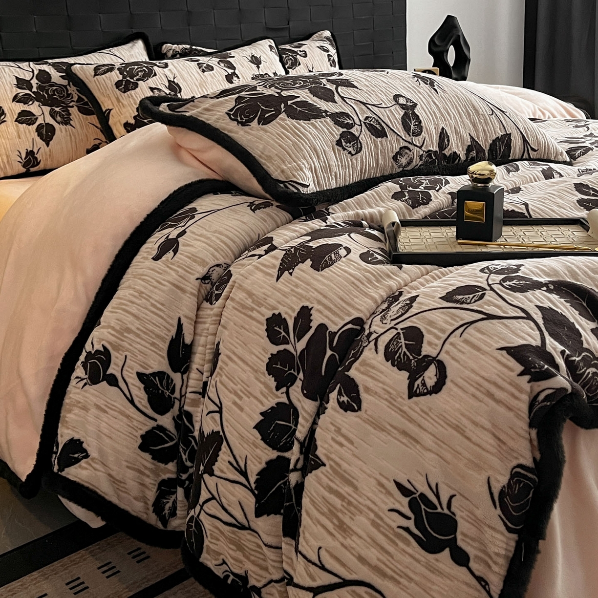 91家纺网 家纺一手货源 找家纺 狂想家 2025新款包边加厚雕花牛奶绒四件套 花样年华-玉粉