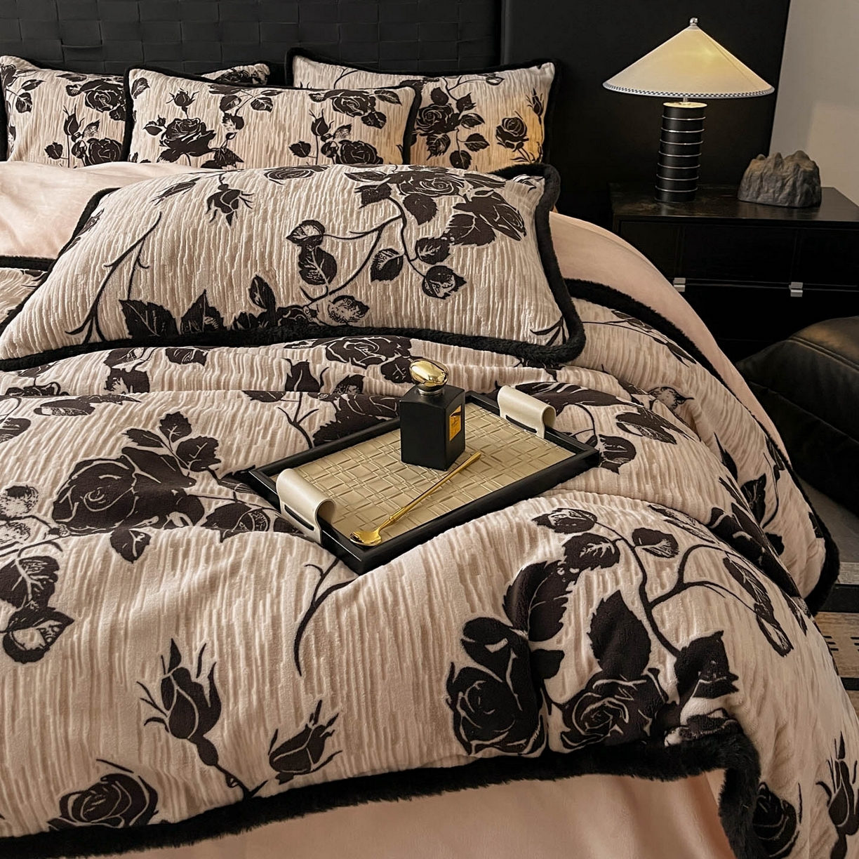 91家纺网 家纺一手货源 找家纺 狂想家 2025新款包边加厚雕花牛奶绒四件套 花样年华-玉粉