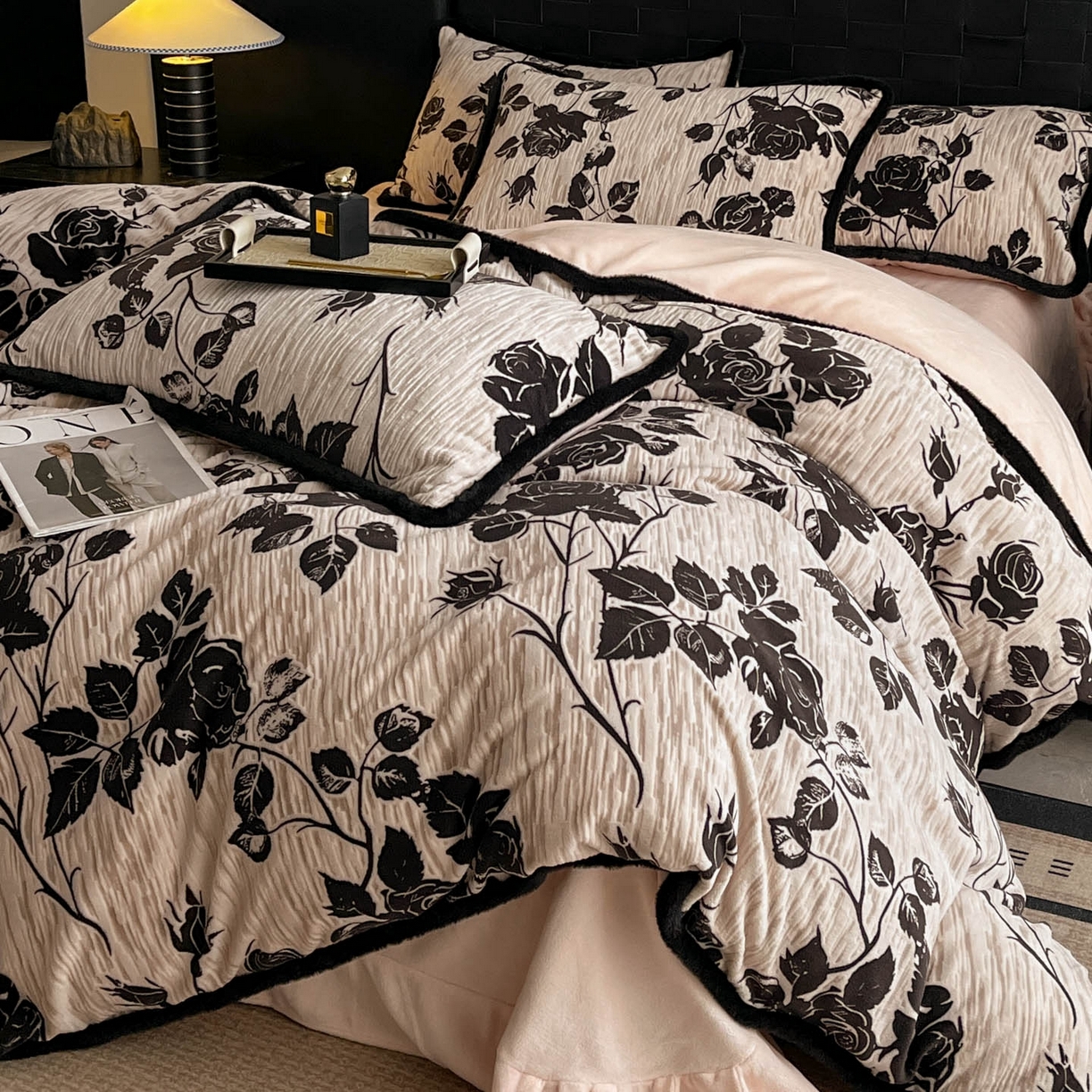 91家纺网 家纺一手货源 找家纺 狂想家 2025新款包边加厚雕花牛奶绒四件套 花样年华-玉粉