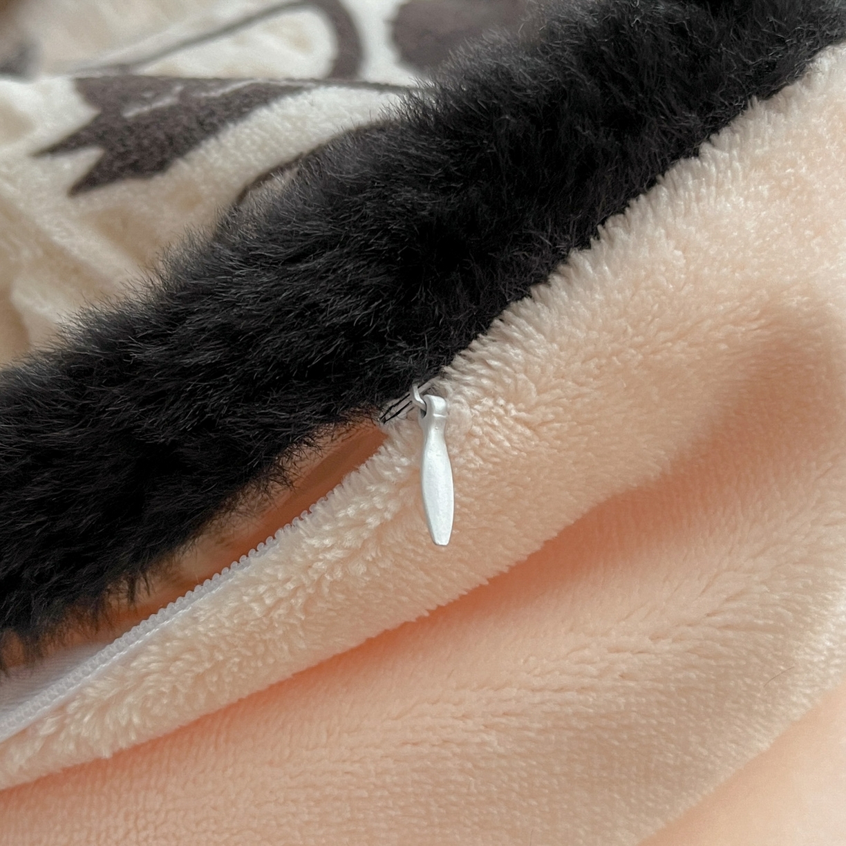 91家纺网 家纺一手货源 找家纺 狂想家 2025新款包边加厚雕花牛奶绒四件套 花样年华-玉粉