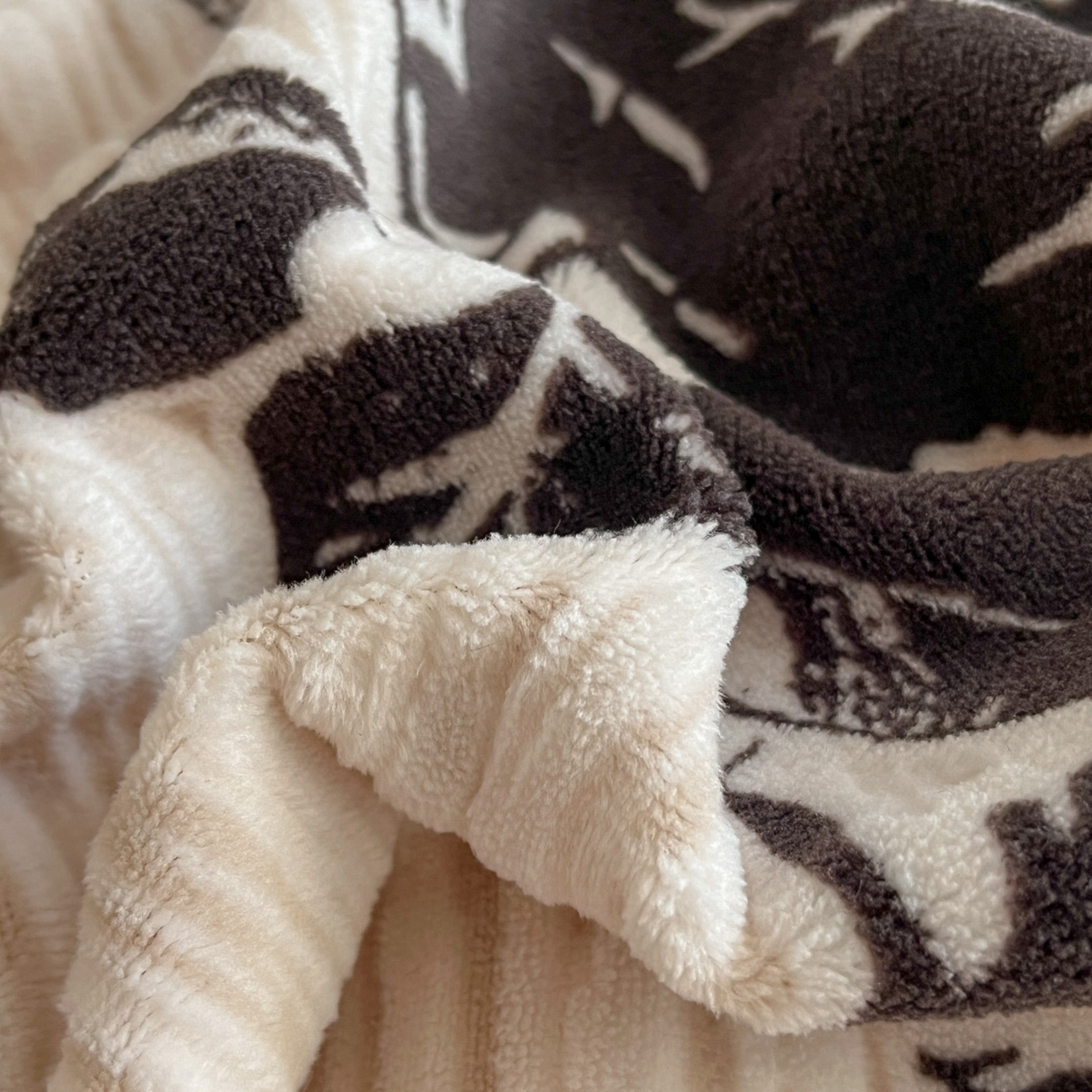 91家纺网 家纺一手货源 找家纺 狂想家 2025新款包边加厚雕花牛奶绒四件套 花样年华-玉粉