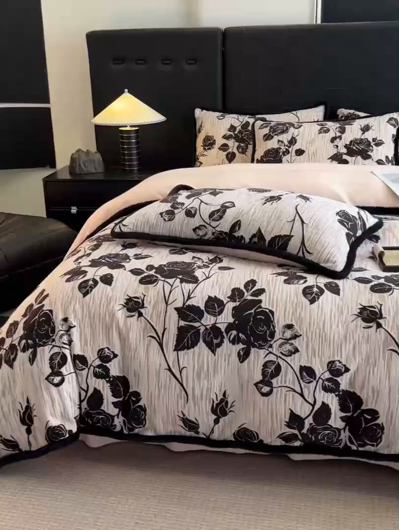 91家纺网 家纺一手货源 找家纺 狂想家 2025新款包边加厚雕花牛奶绒四件套 花样年华-玉粉