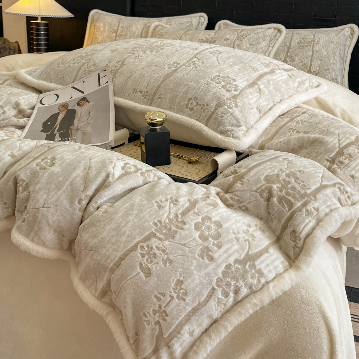 91家纺网 家纺一手货源 找家纺 狂想家 2025新款包边加厚雕花牛奶绒四件套 暖冬-暖冬白