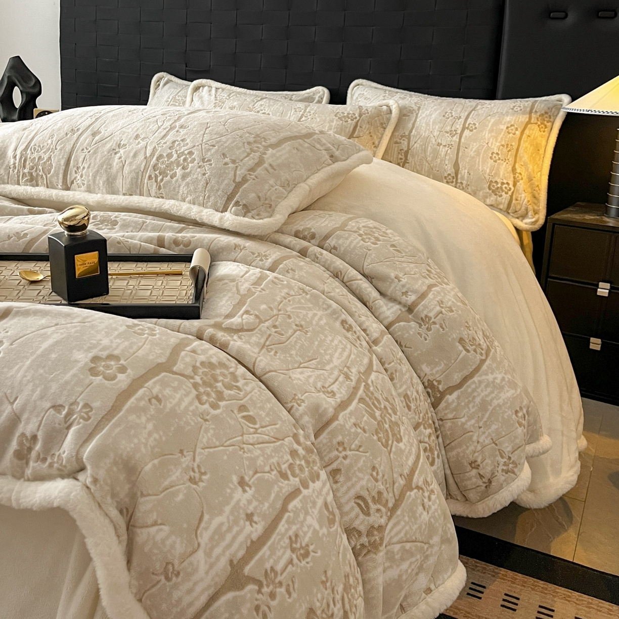 91家纺网 家纺一手货源 找家纺 狂想家 2025新款包边加厚雕花牛奶绒四件套 暖冬-暖冬白