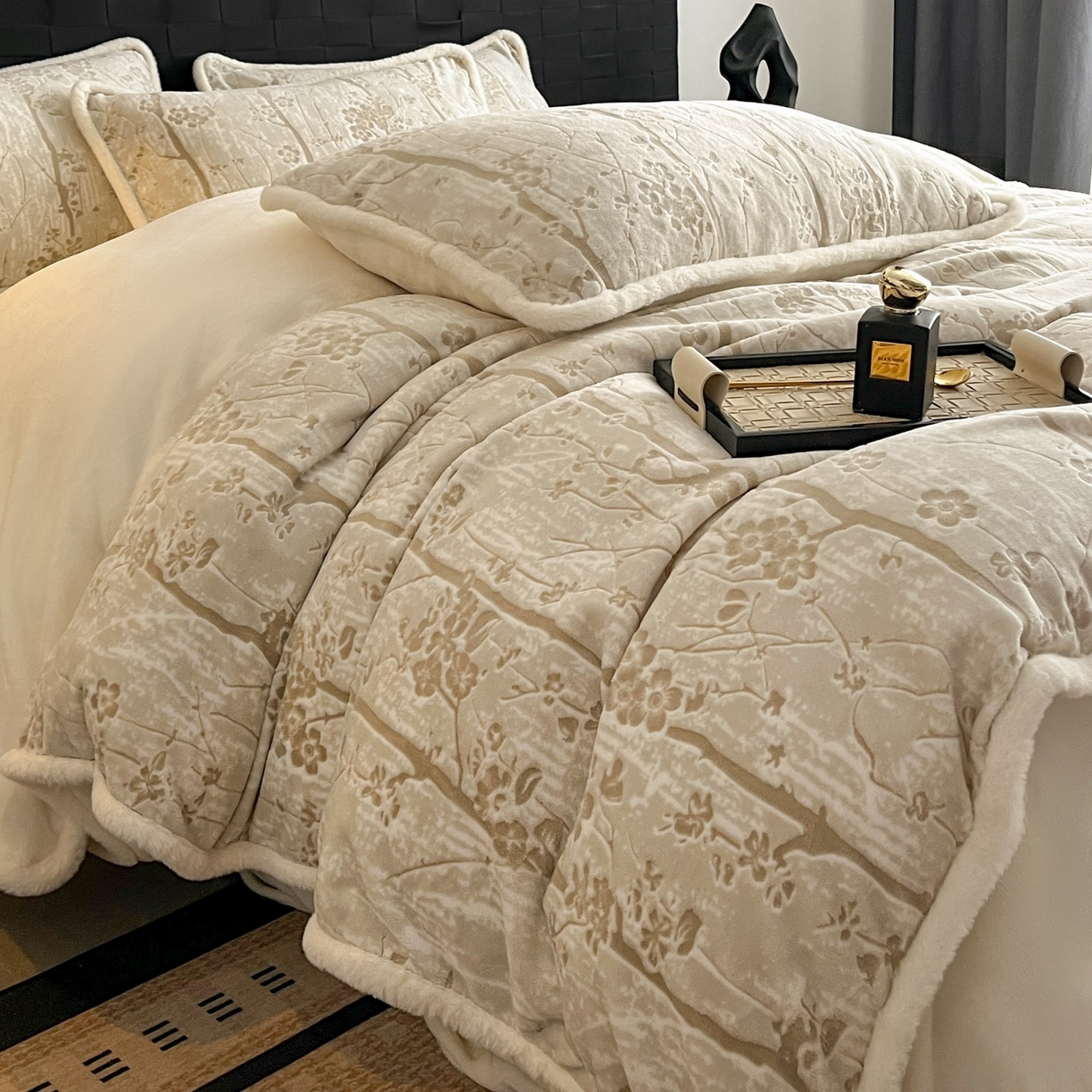 91家纺网 家纺一手货源 找家纺 狂想家 2025新款包边加厚雕花牛奶绒四件套 暖冬-暖冬白