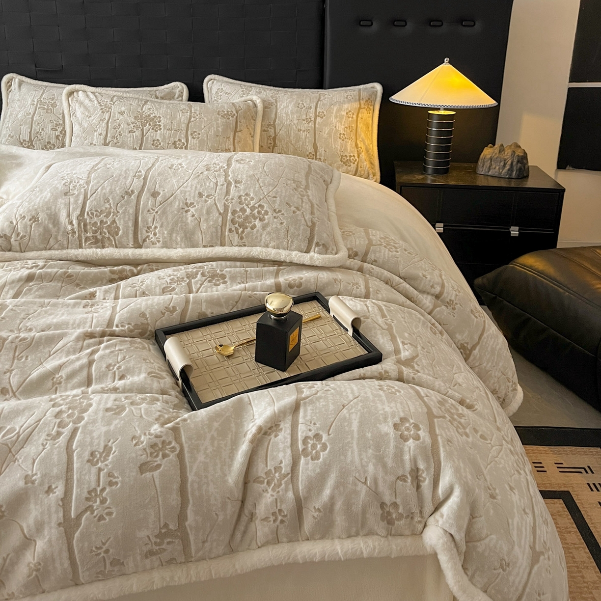 91家纺网 家纺一手货源 找家纺 狂想家 2025新款包边加厚雕花牛奶绒四件套 暖冬-暖冬白