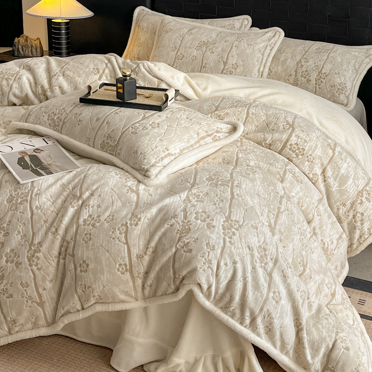 91家纺网 家纺一手货源 找家纺 狂想家 2025新款包边加厚雕花牛奶绒四件套 暖冬-暖冬白