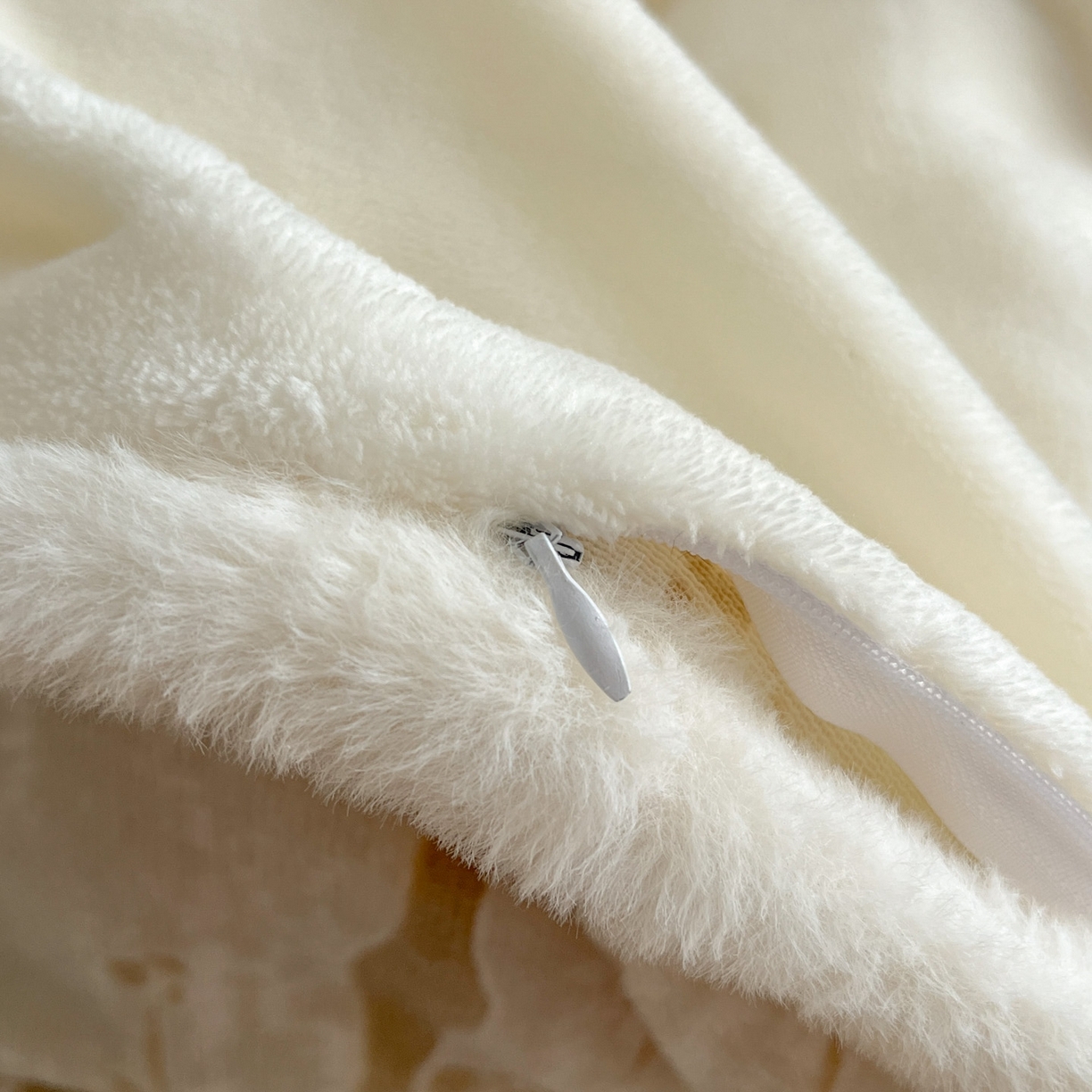 91家纺网 家纺一手货源 找家纺 狂想家 2025新款包边加厚雕花牛奶绒四件套 暖冬-暖冬白