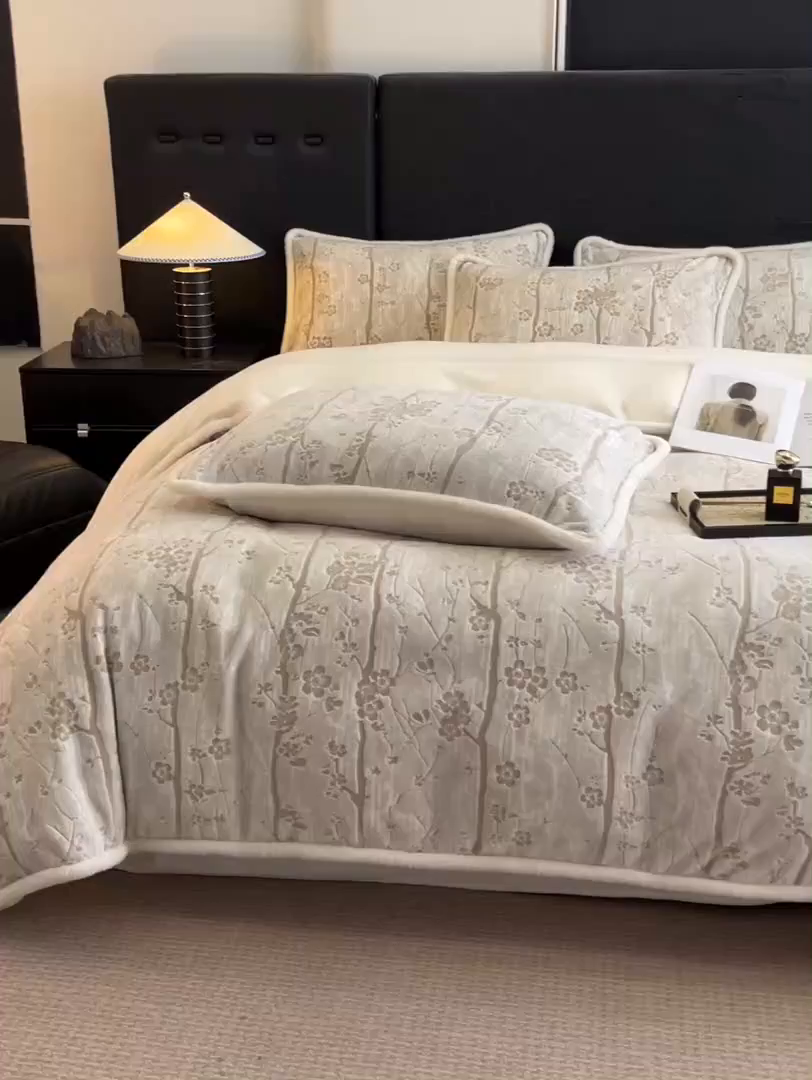 91家纺网 家纺一手货源 找家纺 狂想家 2025新款包边加厚雕花牛奶绒四件套 暖冬-暖冬白