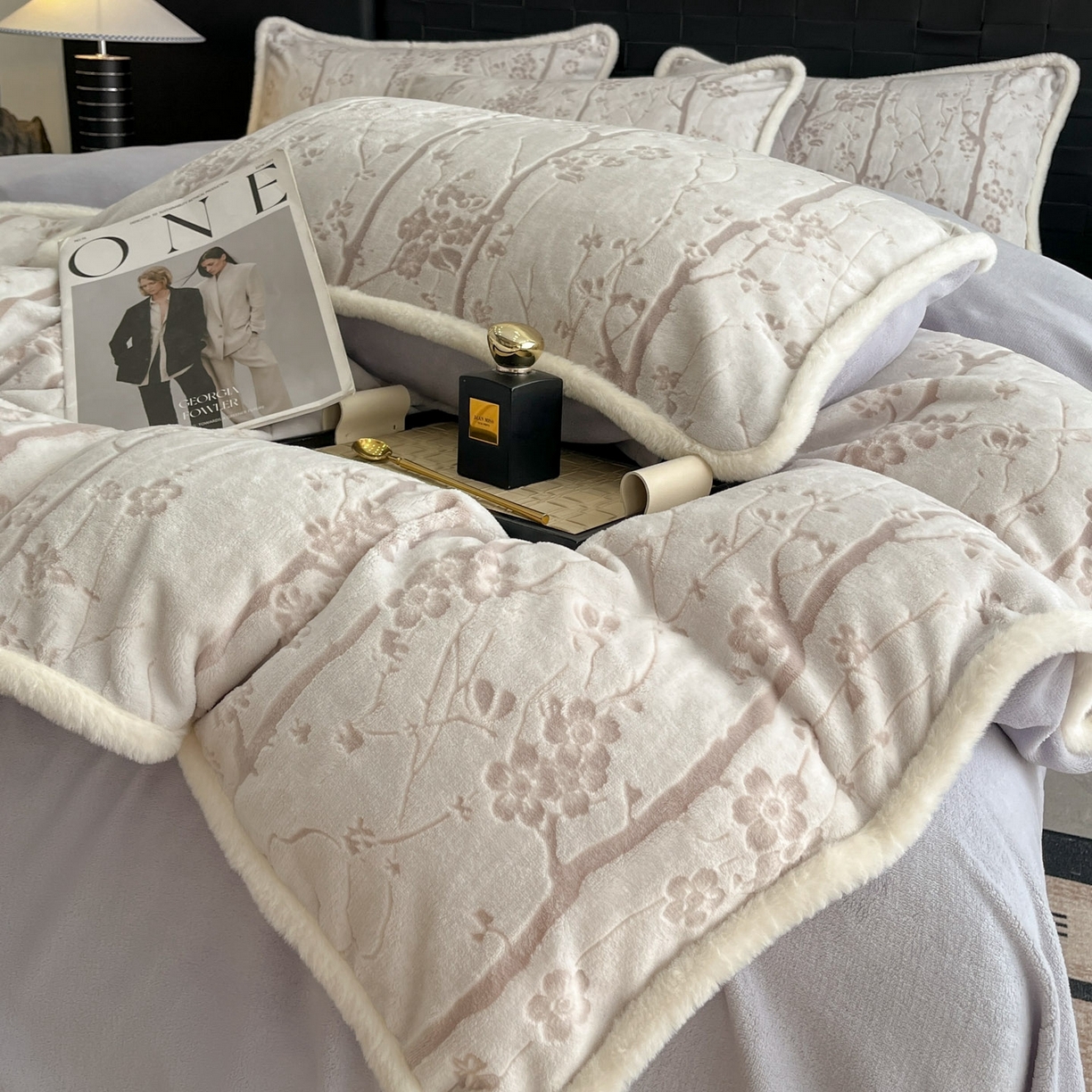 91家纺网 家纺一手货源 找家纺 狂想家 2025新款包边加厚雕花牛奶绒四件套 暖冬-香芋紫