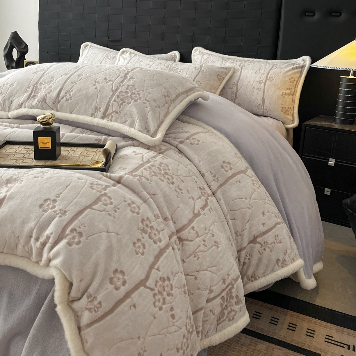 91家纺网 家纺一手货源 找家纺 狂想家 2025新款包边加厚雕花牛奶绒四件套 暖冬-香芋紫