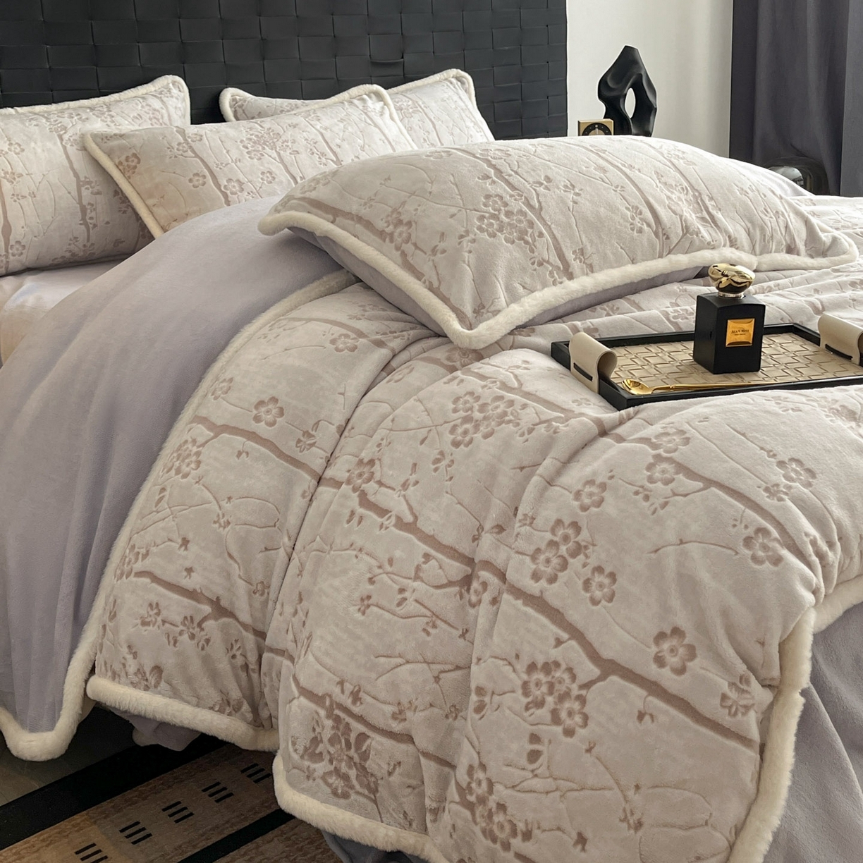 91家纺网 家纺一手货源 找家纺 狂想家 2025新款包边加厚雕花牛奶绒四件套 暖冬-香芋紫