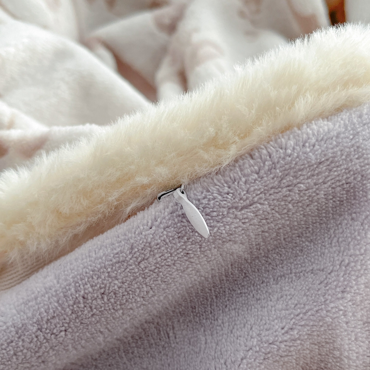 91家纺网 家纺一手货源 找家纺 狂想家 2025新款包边加厚雕花牛奶绒四件套 暖冬-香芋紫