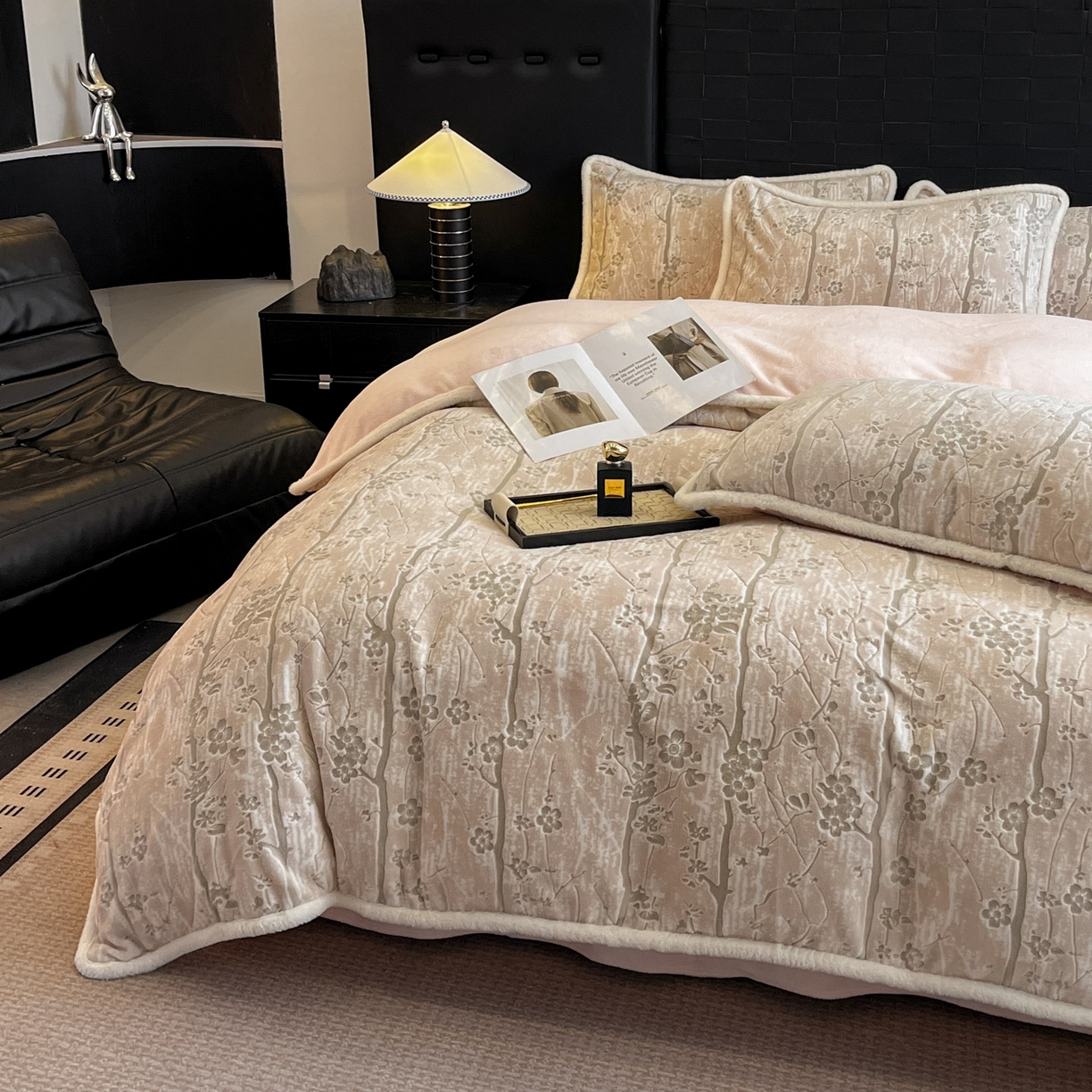 91家纺网 家纺一手货源 找家纺 狂想家 2025新款包边加厚雕花牛奶绒四件套 暖冬-玉粉