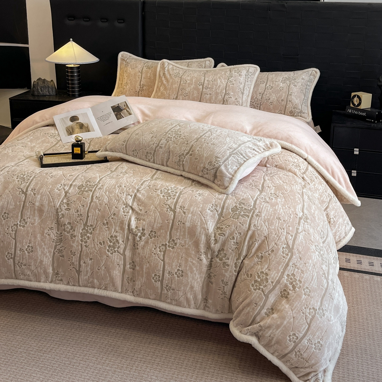 91家纺网 家纺一手货源 找家纺 狂想家 2025新款包边加厚雕花牛奶绒四件套 暖冬-玉粉