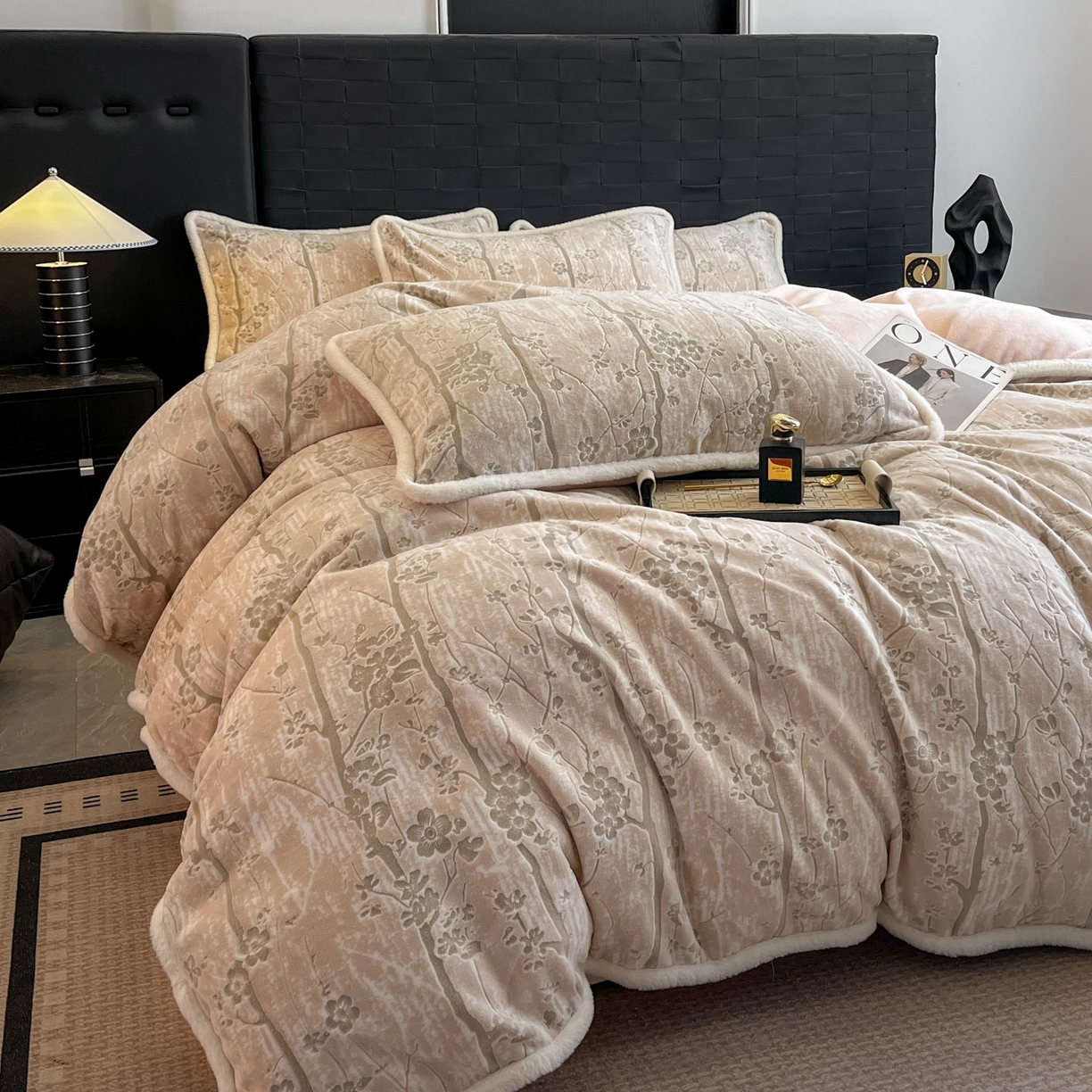 91家纺网 家纺一手货源 找家纺 狂想家 2025新款包边加厚雕花牛奶绒四件套 暖冬-玉粉