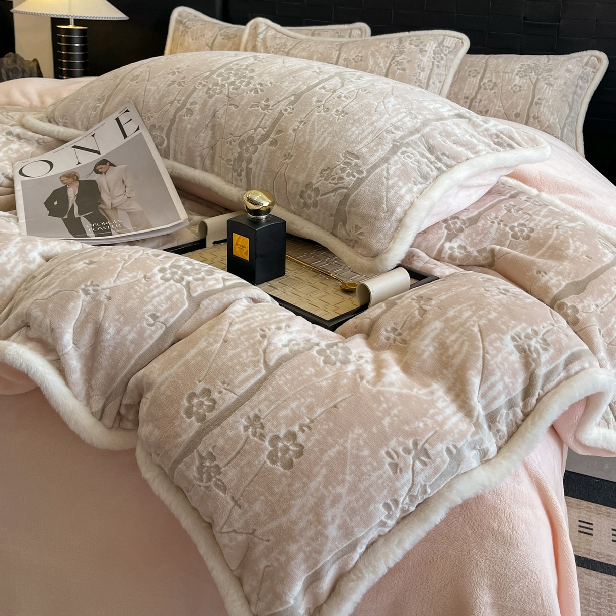 91家纺网 家纺一手货源 找家纺 狂想家 2025新款包边加厚雕花牛奶绒四件套 暖冬-玉粉