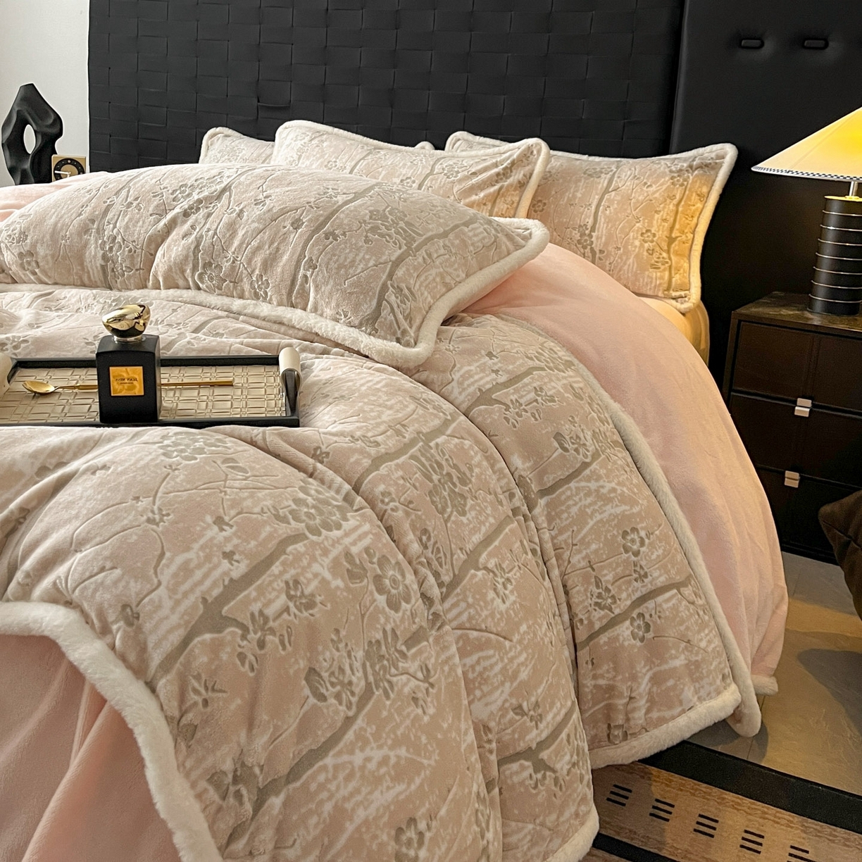 91家纺网 家纺一手货源 找家纺 狂想家 2025新款包边加厚雕花牛奶绒四件套 暖冬-玉粉