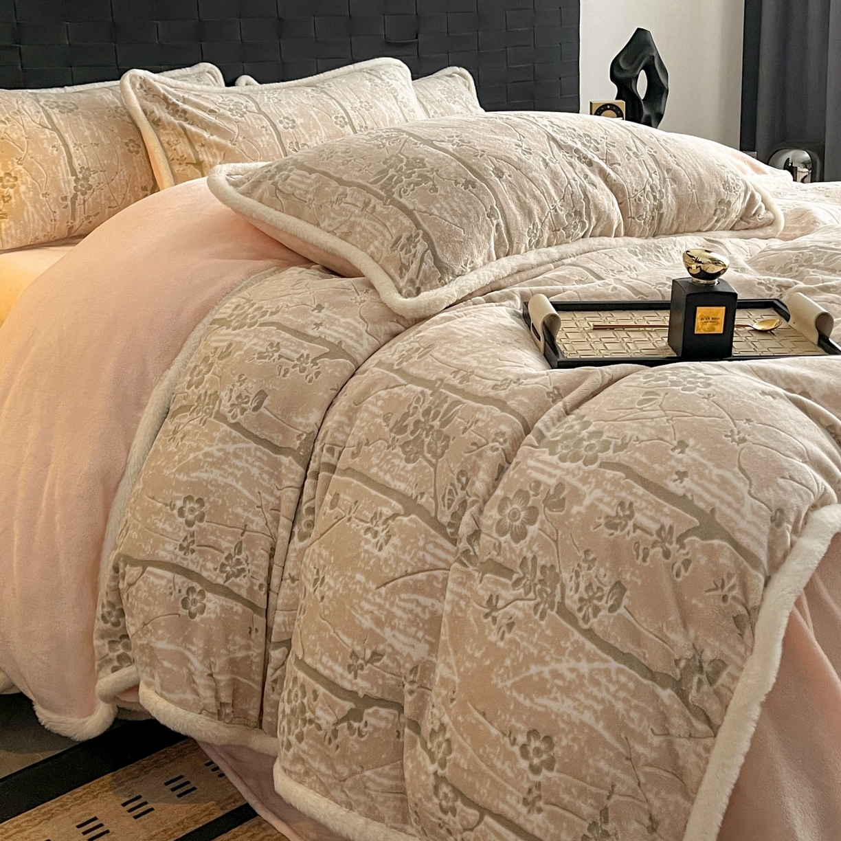 91家纺网 家纺一手货源 找家纺 狂想家 2025新款包边加厚雕花牛奶绒四件套 暖冬-玉粉