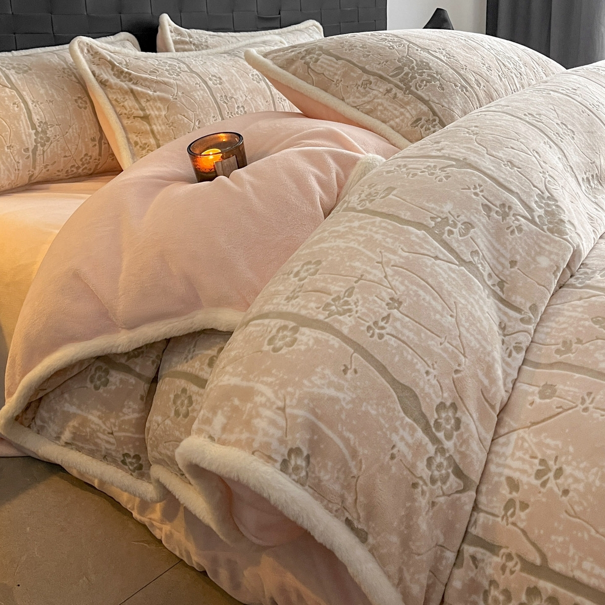 91家纺网 家纺一手货源 找家纺 狂想家 2025新款包边加厚雕花牛奶绒四件套 暖冬-玉粉