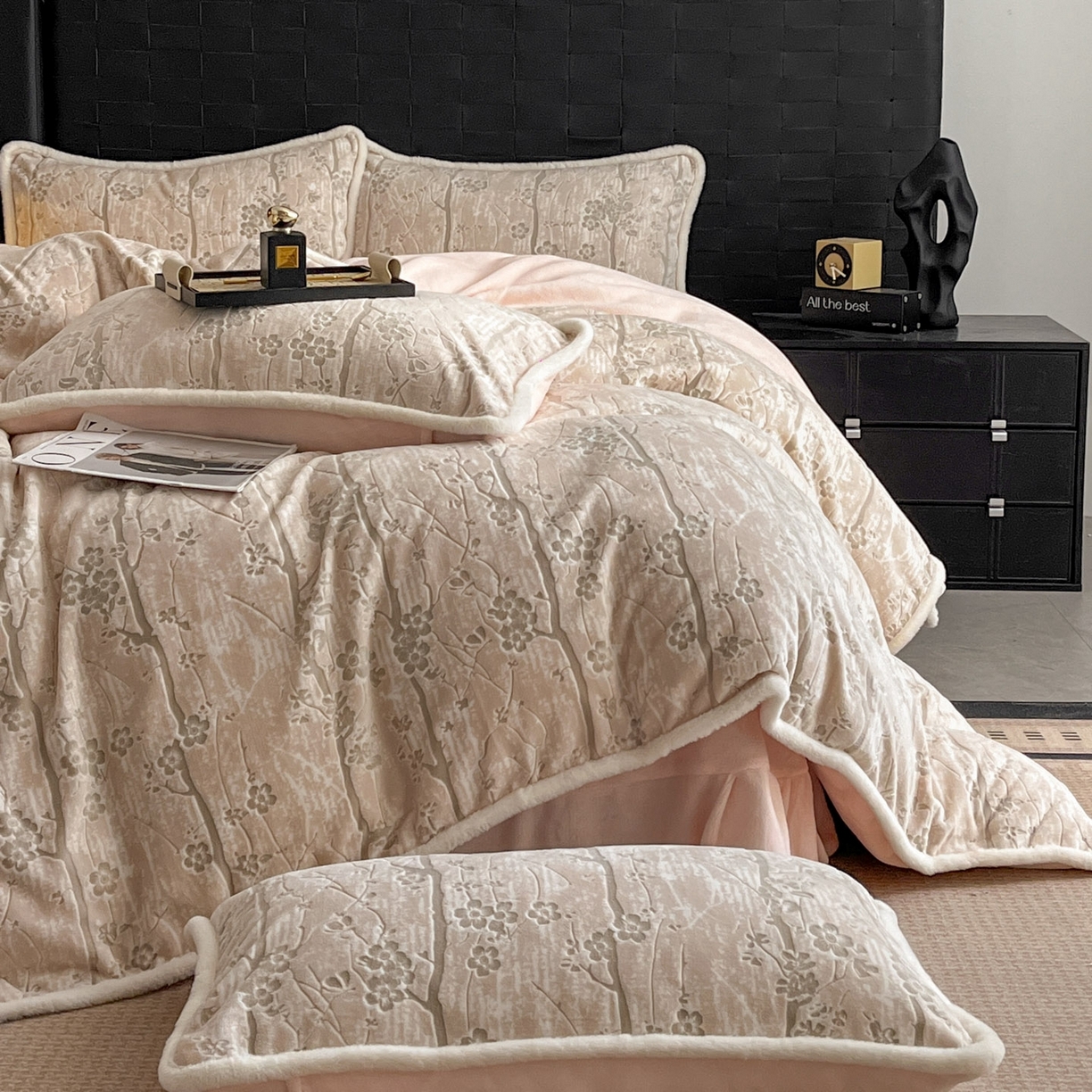 91家纺网 家纺一手货源 找家纺 狂想家 2025新款包边加厚雕花牛奶绒四件套 暖冬-玉粉