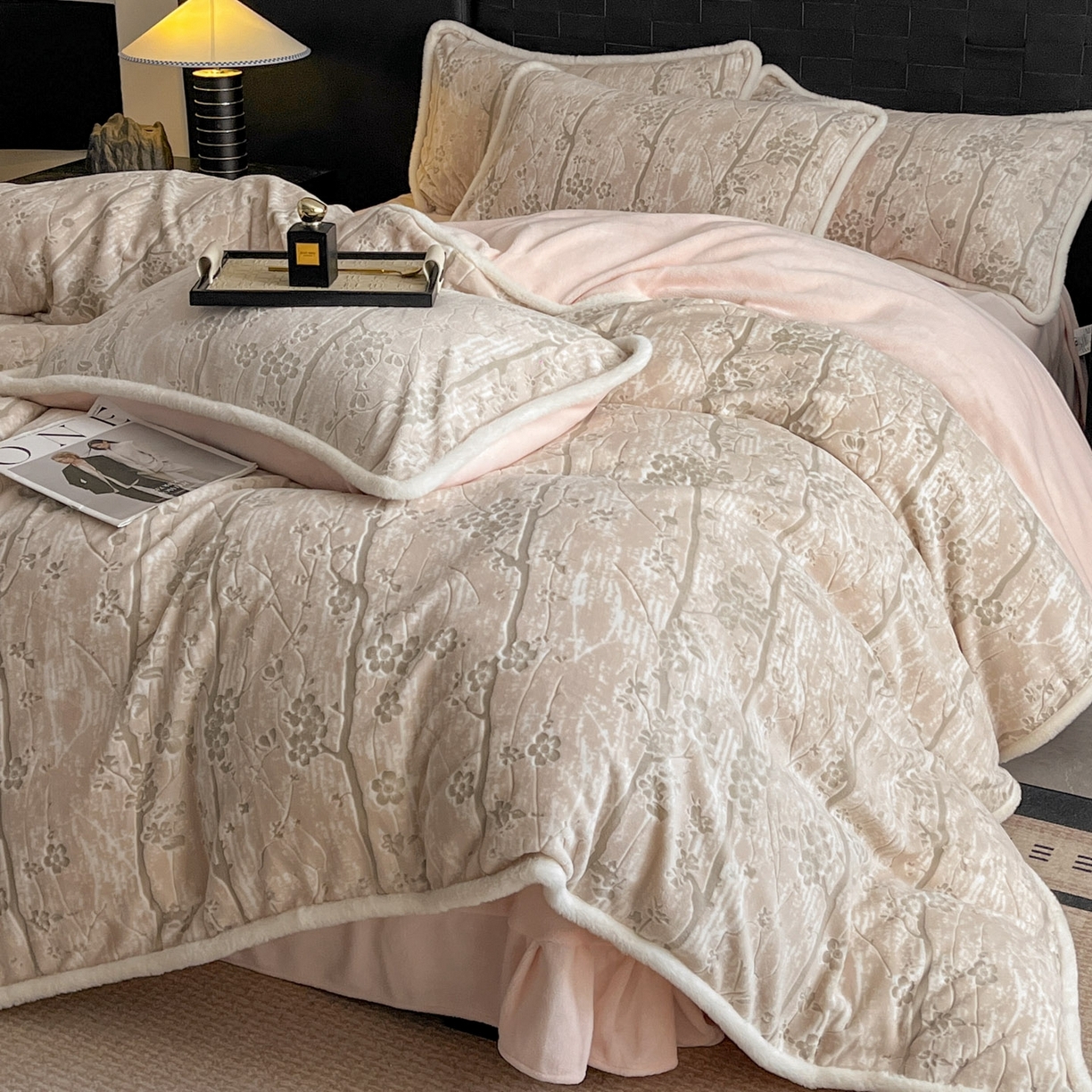 91家纺网 家纺一手货源 找家纺 狂想家 2025新款包边加厚雕花牛奶绒四件套 暖冬-玉粉