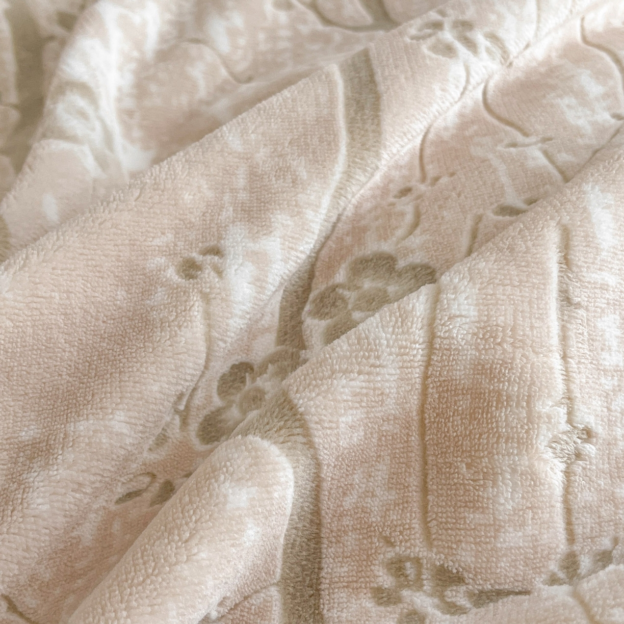 91家纺网 家纺一手货源 找家纺 狂想家 2025新款包边加厚雕花牛奶绒四件套 暖冬-玉粉