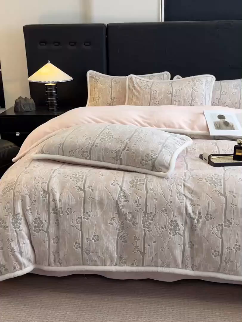 91家纺网 家纺一手货源 找家纺 狂想家 2025新款包边加厚雕花牛奶绒四件套 暖冬-玉粉