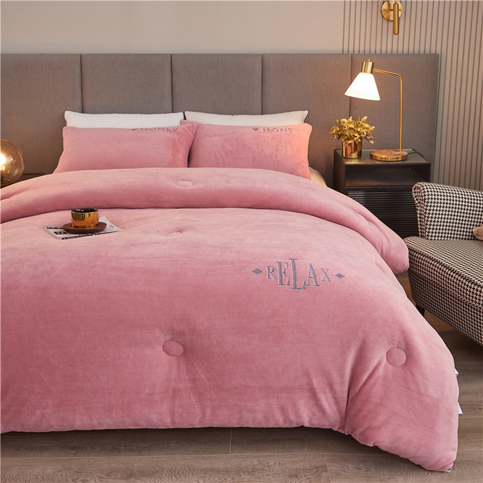 91家纺网 家纺一手货源 找家纺 美梦里 2025新款A类大豆纤维双面刺绣牛奶绒冬被芯春秋被子 豆沙粉