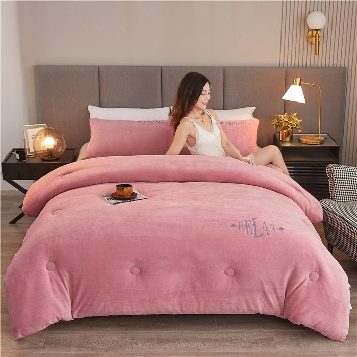 91家纺网 家纺一手货源 找家纺 美梦里 2025新款A类大豆纤维双面刺绣牛奶绒冬被芯春秋被子 豆沙粉