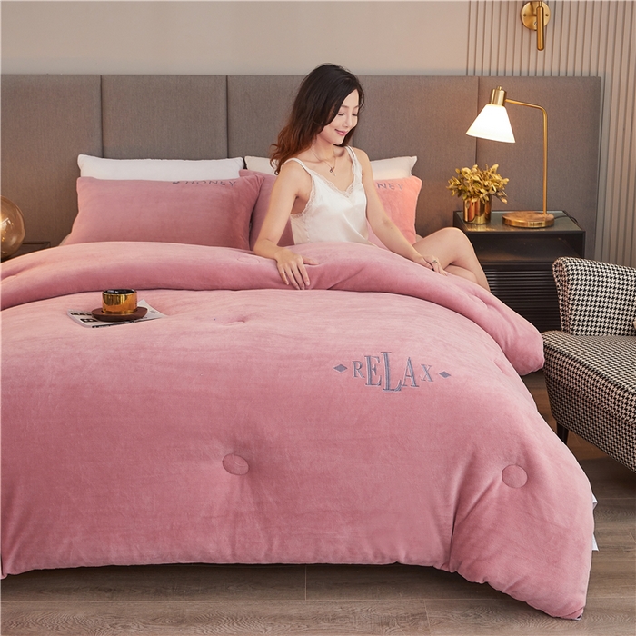 91家纺网 家纺一手货源 找家纺 美梦里 2025新款A类大豆纤维双面刺绣牛奶绒冬被芯春秋被子 豆沙粉