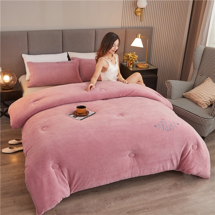 91家纺网 家纺一手货源 找家纺 美梦里 2025新款A类大豆纤维双面刺绣牛奶绒冬被芯春秋被子 豆沙粉