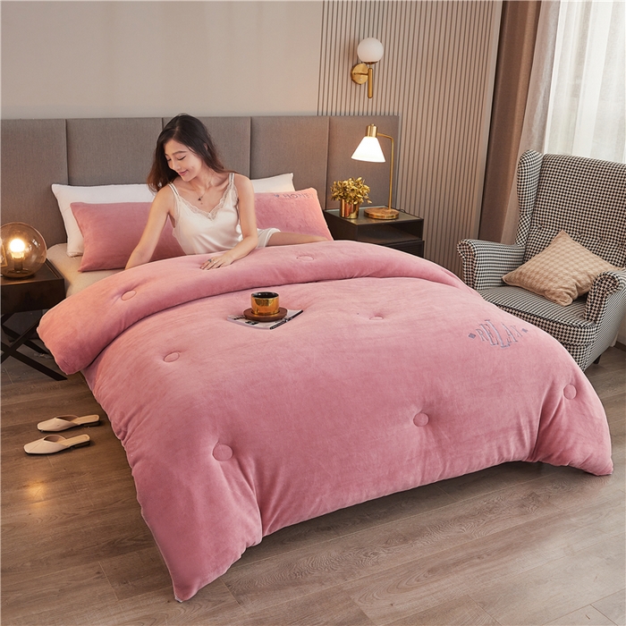 91家纺网 家纺一手货源 找家纺 美梦里 2025新款A类大豆纤维双面刺绣牛奶绒冬被芯春秋被子 豆沙粉