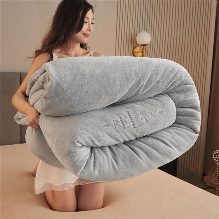 91家纺网 家纺一手货源 找家纺 美梦里 2025新款A类大豆纤维双面刺绣牛奶绒冬被芯春秋被子 暖阳灰