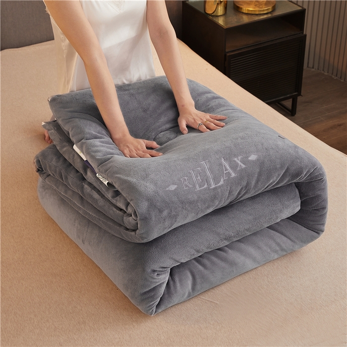 91家纺网 家纺一手货源 找家纺 美梦里 2025新款A类大豆纤维双面刺绣牛奶绒冬被芯春秋被子 气质灰