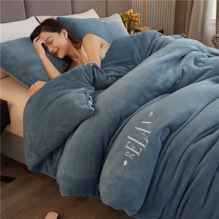 91家纺网 家纺一手货源 找家纺 美梦里 2025新款A类大豆纤维双面刺绣牛奶绒冬被芯春秋被子 星辰蓝