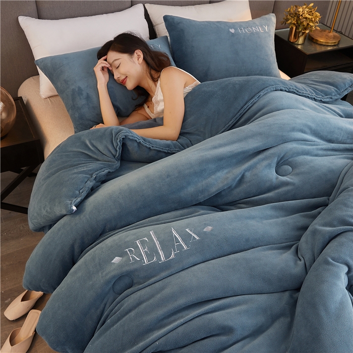 91家纺网 家纺一手货源 找家纺 美梦里 2025新款A类大豆纤维双面刺绣牛奶绒冬被芯春秋被子 星辰蓝