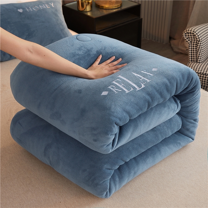 91家纺网 家纺一手货源 找家纺 美梦里 2025新款A类大豆纤维双面刺绣牛奶绒冬被芯春秋被子 星辰蓝